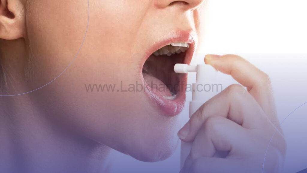 تصویر شخصی درحال اسپری کردن اسپری دندان داخل دهان خود