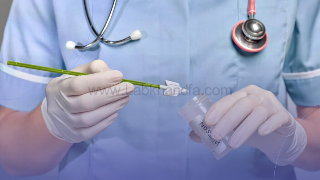 نمونه برداری یک پزشک از زخم یا زگیل دهانی 