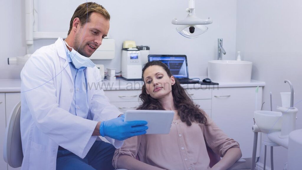 عکس مشاوره و ارزیابی اولیه وضعیت دهان توسط دندانپزشک