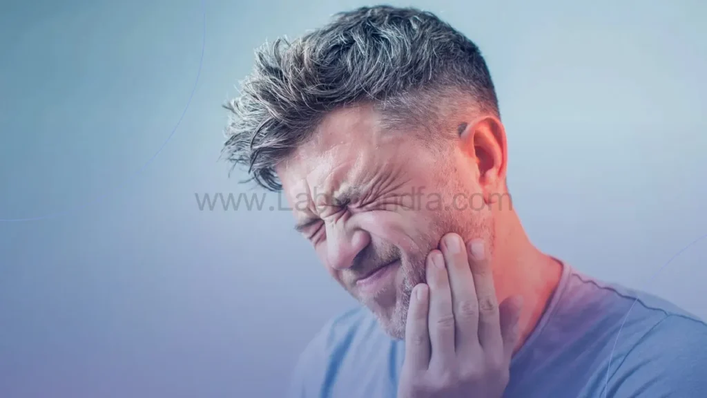 عکس مردی در حال تجربه کردن احساس درد دندان