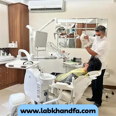 عکسی از گفت و گو میان دکتر بهادر درانی با متقاضی اصلاح ناهنجاری های دهانی