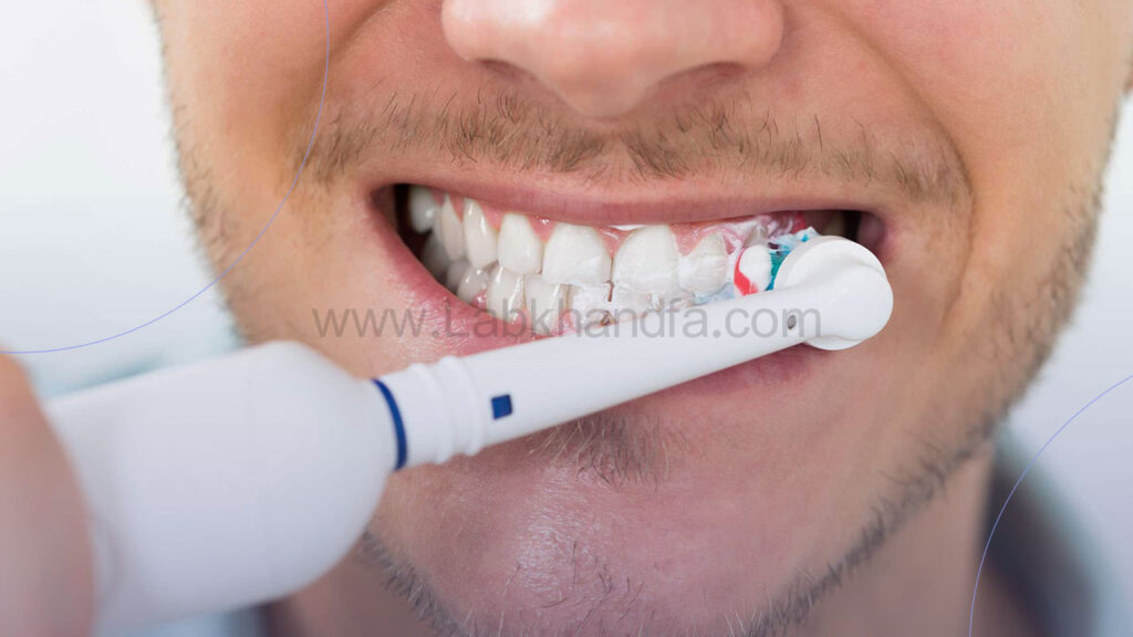 عکس از مسواک زدن یک آقا با دندان های کامپوزیت شده