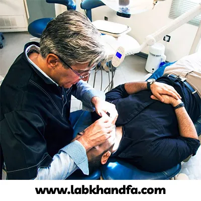 عکسی از معاینه بیمار دارای ناهنجاری های دهانی توسط دکتر مجیدرضا توکلی جو