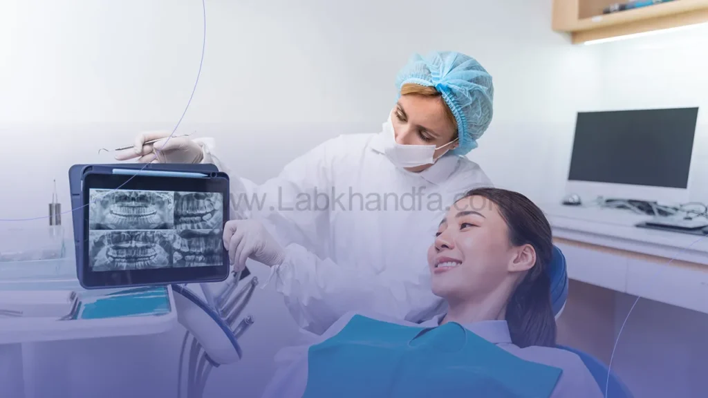 عکسی از ارزیابی وضعیت سلامت دهان توسط دندانپزشک