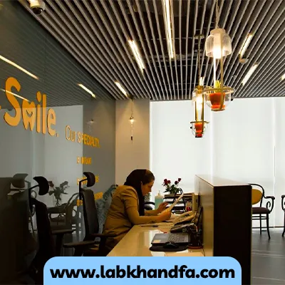 عکسی از سالن انتظار کلینیک دندانپزشکی دکتر عزیز گشاده رو