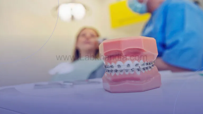 عکسی از گفت و گو میان ارتودنسی و متقاضی دارای ناهنجاری های دهانی