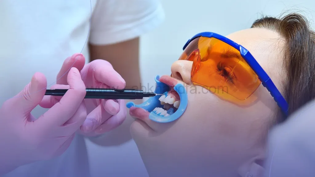 تصویر خانمی در مطب دندانپزشکی و انجام بلیچینگ روی دندان ها