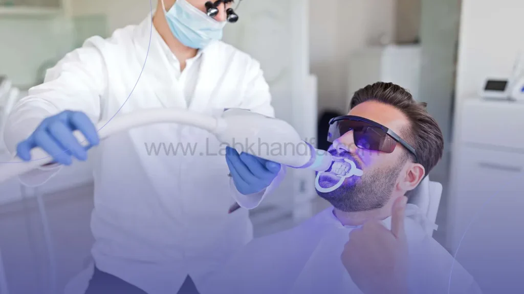 تصویر مردی در دندانپزشکی و دندانپزشک در حال انجام بلیچینگ روی دندان های بیمار